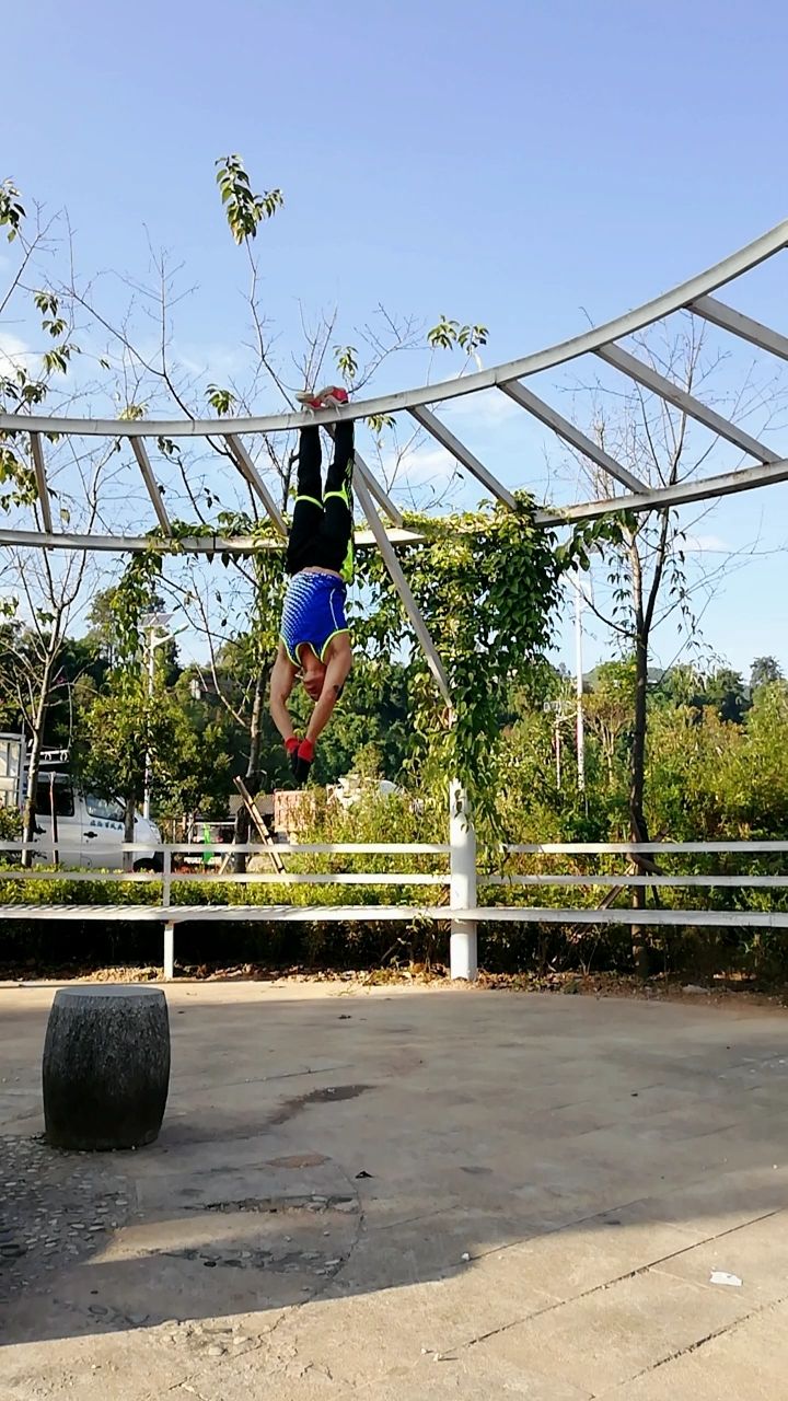 世上最牛的腹肌训练法〈倒挂金钩式〉909494