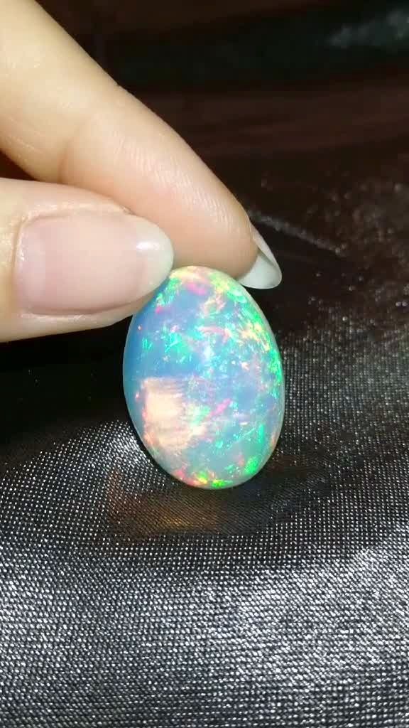 收藏级玻璃体欧泊大裸石,火彩十足,五彩缤纷,浑然一体,美不胜收.