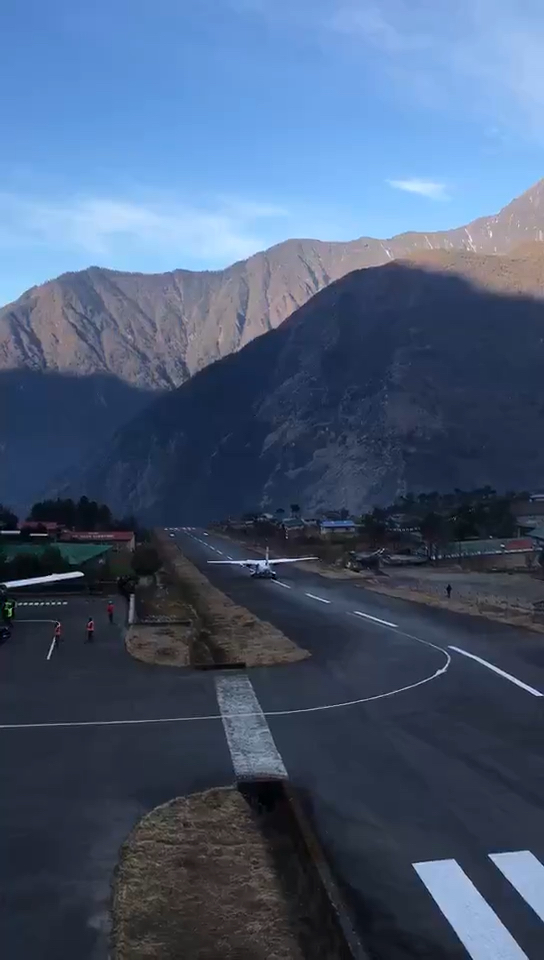 世界最小机场一一卢卡拉机场