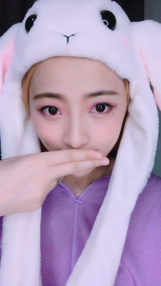 把嘴巴露出来,简直不要太完美哈哈哈