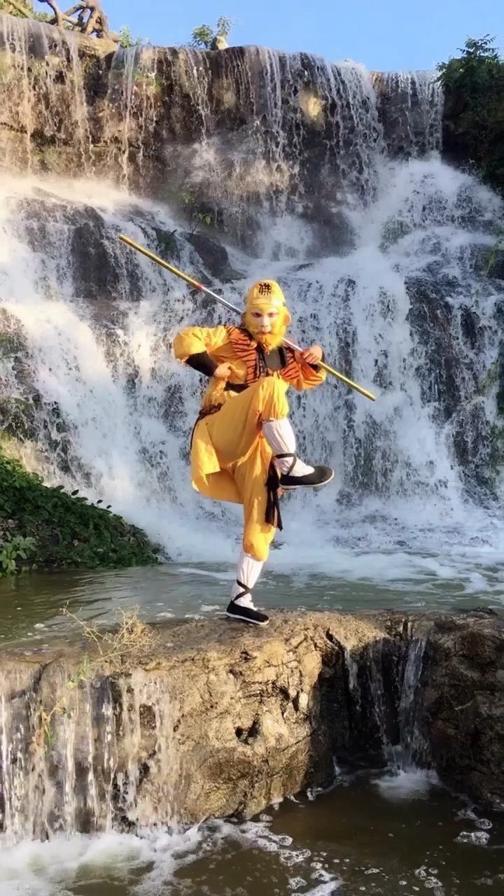 孙悟空水帘洞耍金箍棒,经典再现.差点掉下去了.