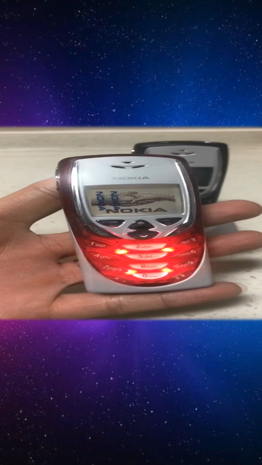 诺基亚8310手机,经典直板单色屏,自带收音机,当时听收音机是很时尚的