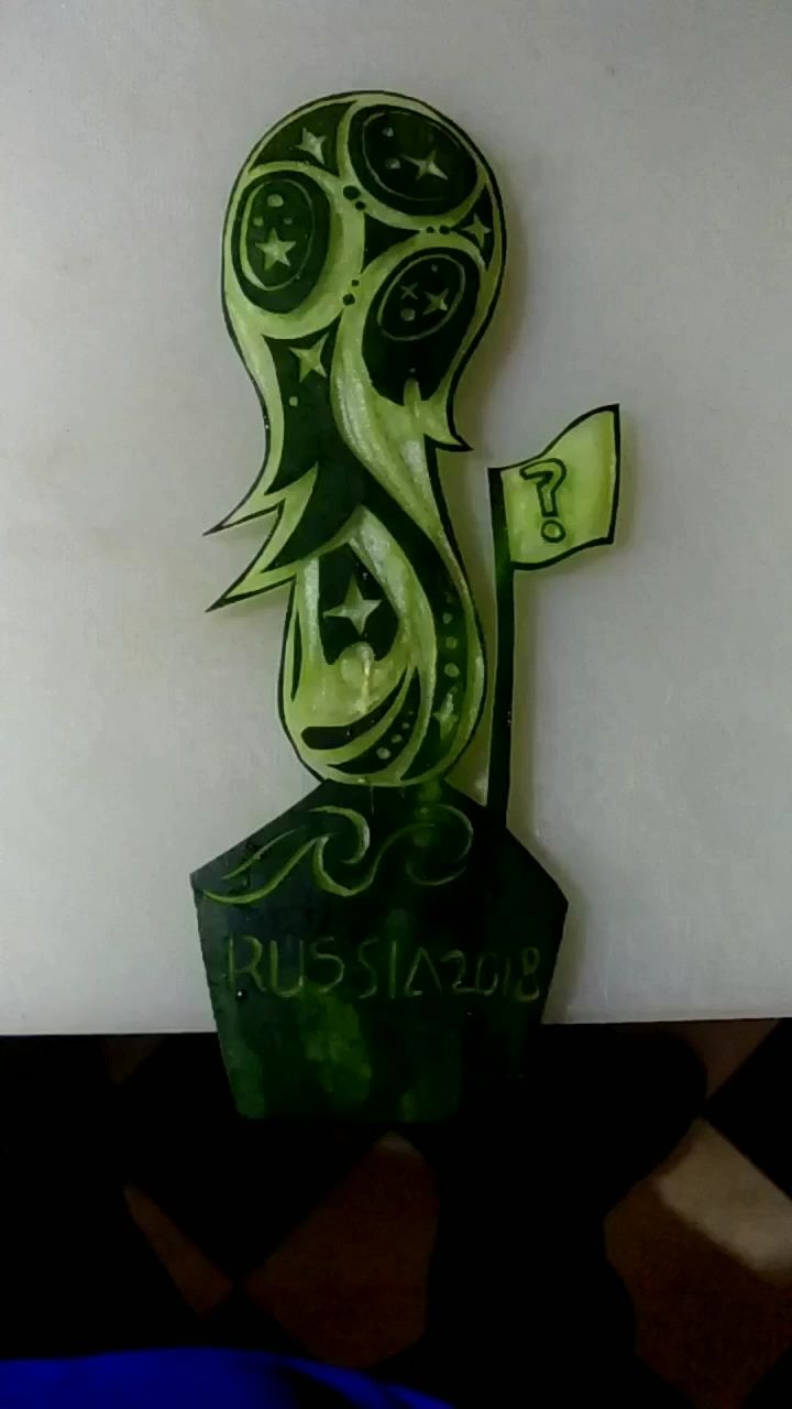 一边切果盘一边看世界杯,西瓜皮雕刻一个世界杯, 这个花式果盘切的