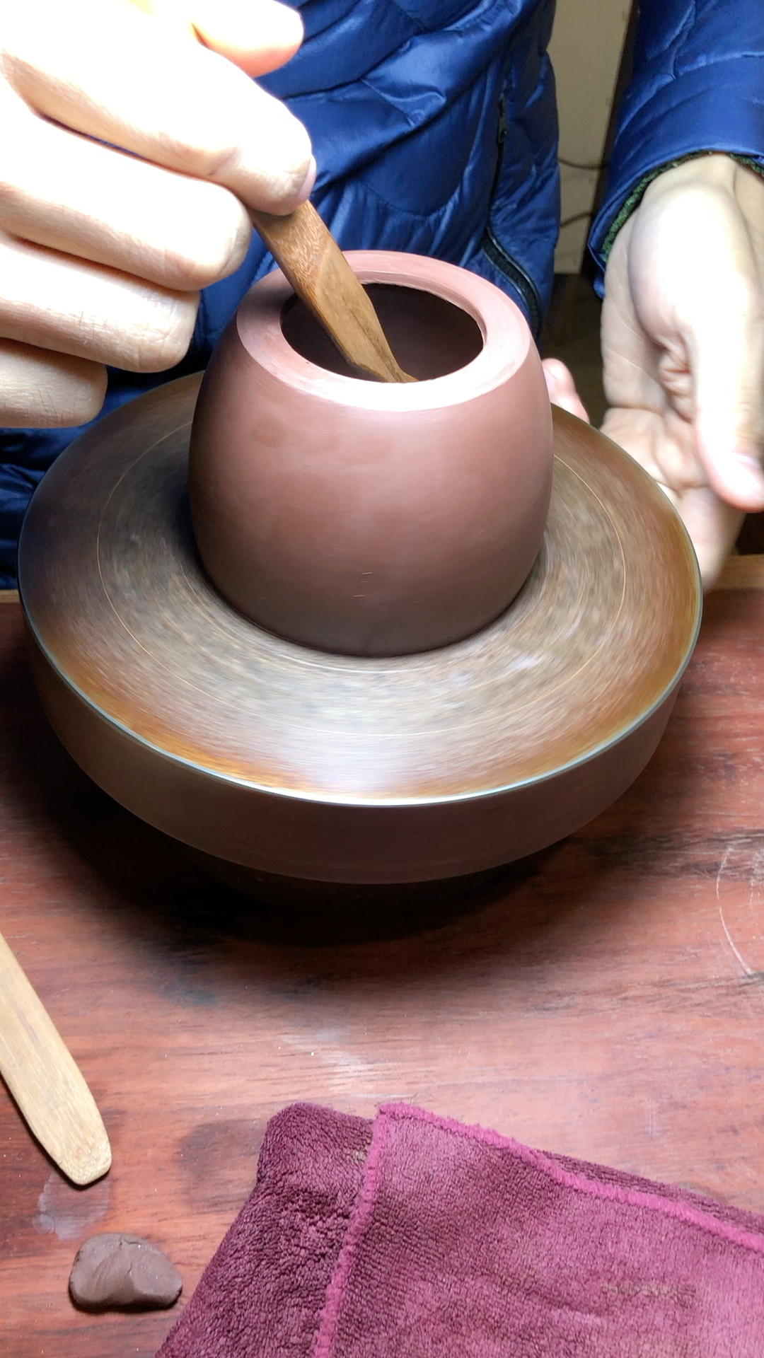 掠滋泥,做壶人的说法,全手工壶都需要做这一步