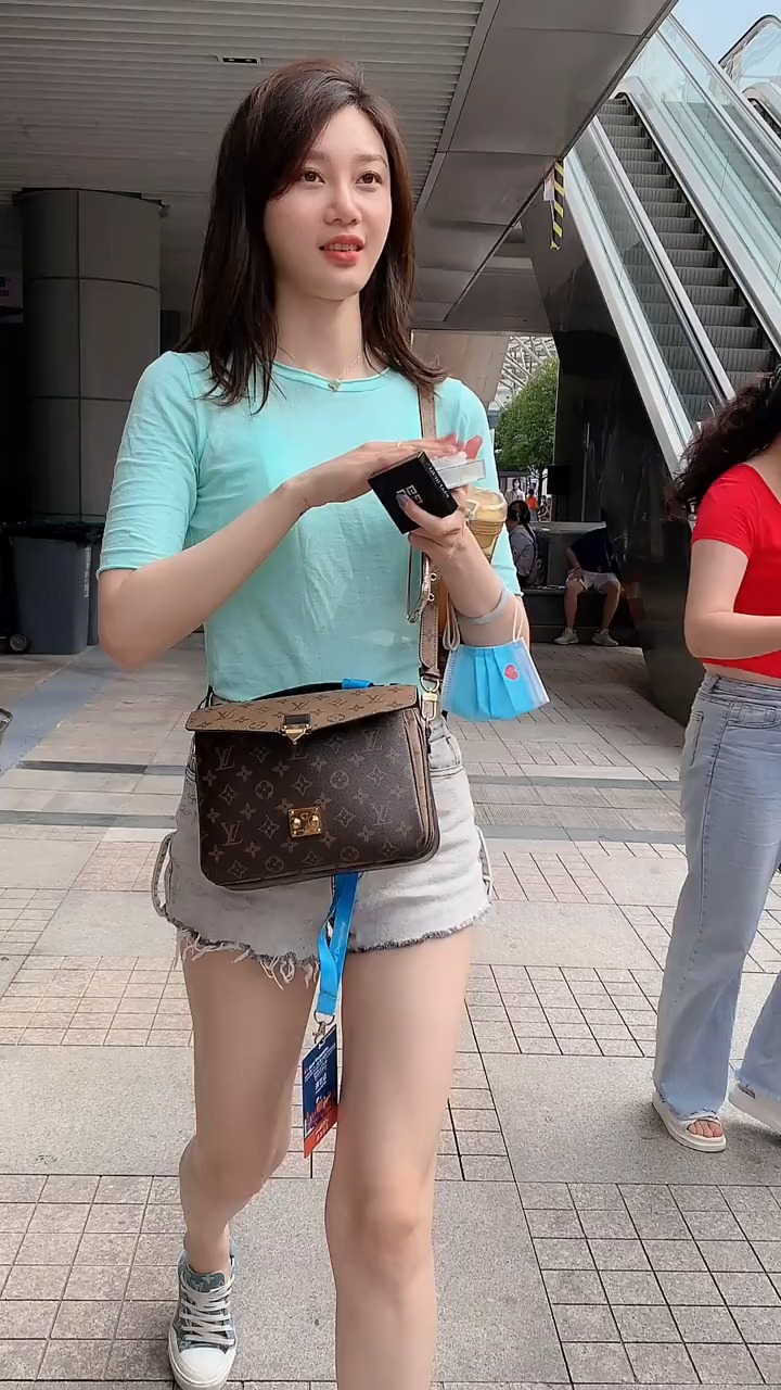 身高180的国内一线气质模特,不仅身材高挑,而且样貌清秀甜美,人品也