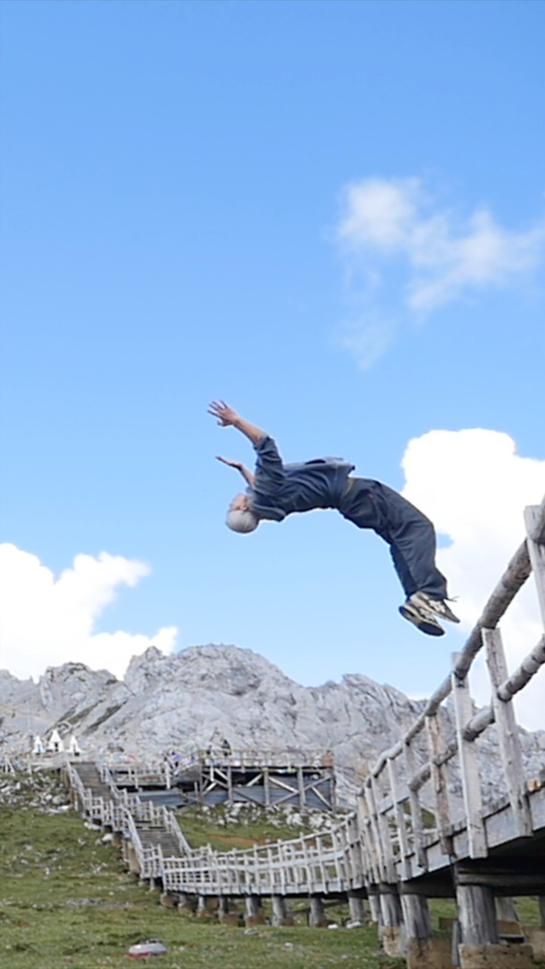 来看看这个漂亮的后空翻