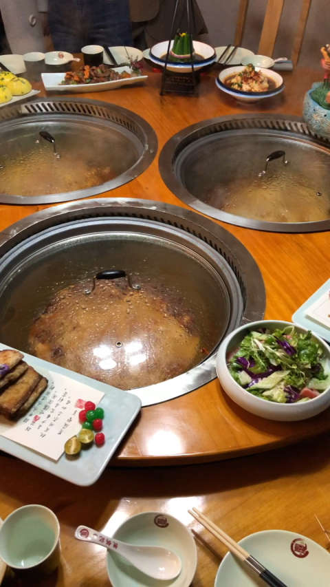 一张桌子三口锅,锅里全是肉!盖子一揭,口水直流00!