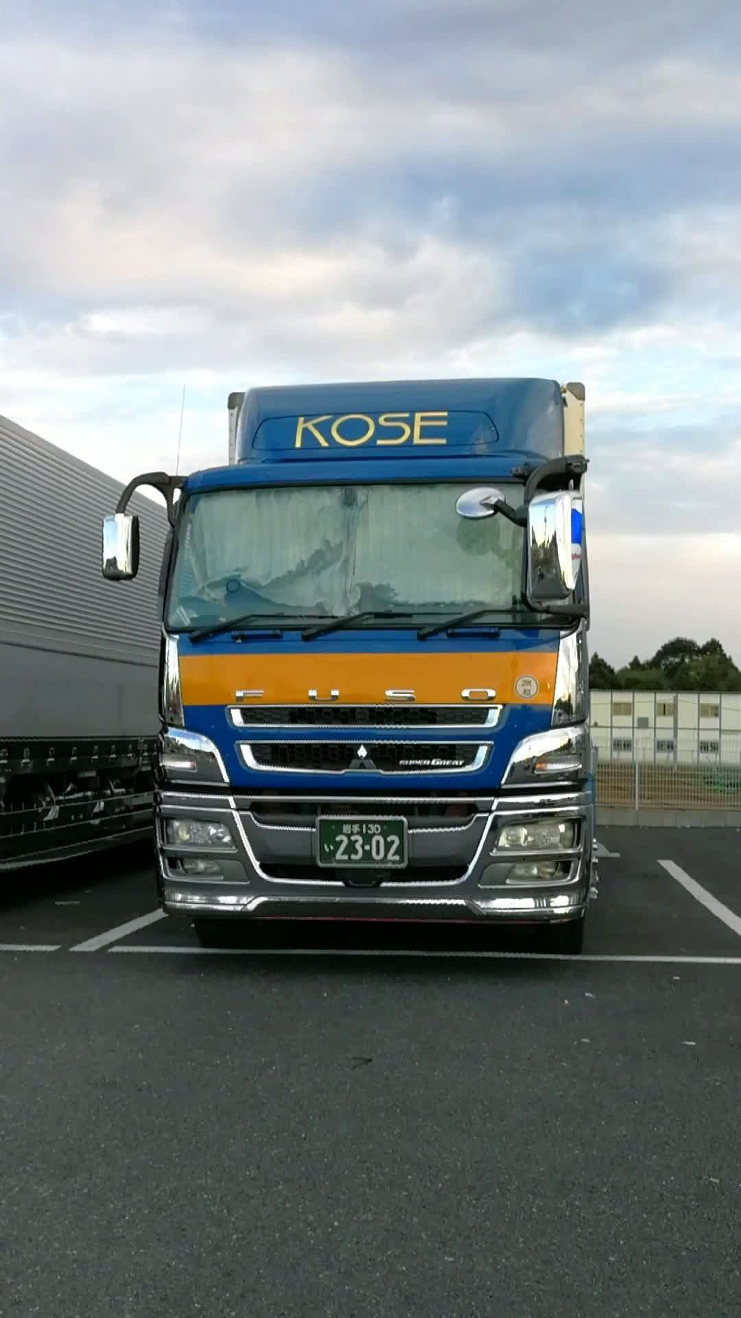 日本的大卡车,各个都那么精神帅气.