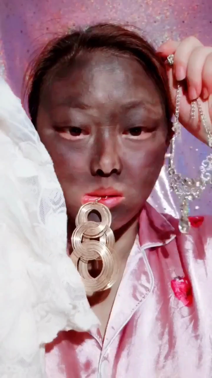 非洲黑妹子看上中国小伙嫌弃我又黑又丑化完妆直接去领证