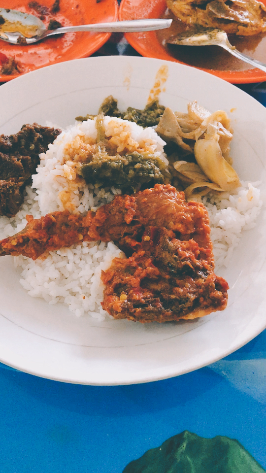 印度尼西亚吃手抓饭,估计指甲油也吃进去了吧!