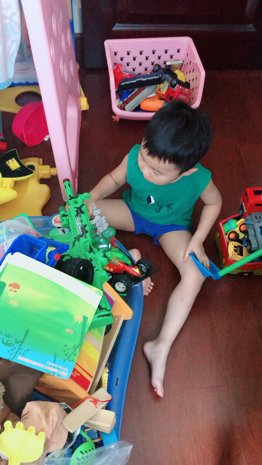 每次哥哥自己收拾玩具房 弟弟负责玩