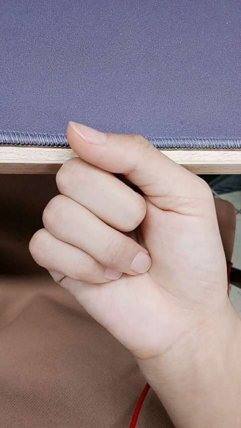 今天我才发现我是四根手指头!