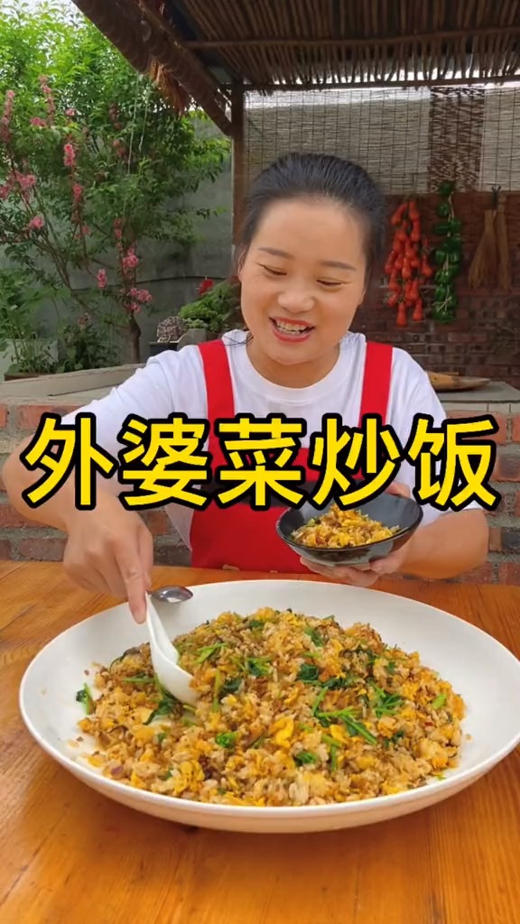 朵朵今天用剩米饭和外婆菜一起炒,太好吃了