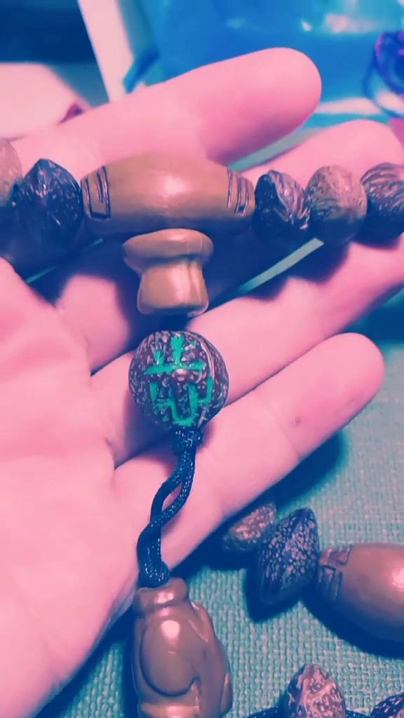 杨梅核手串欣赏    虽非出身名门,但自身的香味再配以几颗橄榄核雕,就