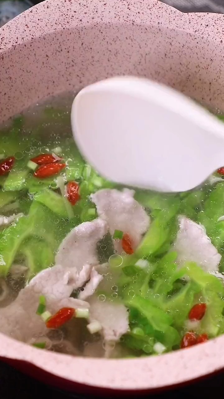 这样做的苦瓜汤肉嫩苦瓜不苦,看完在家试试吧!#美食