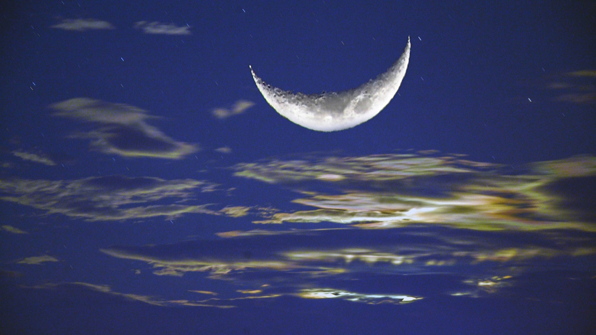 上弦月出现在上半月的上半夜的西边天空,月面朝西,日落黄昏后才出现