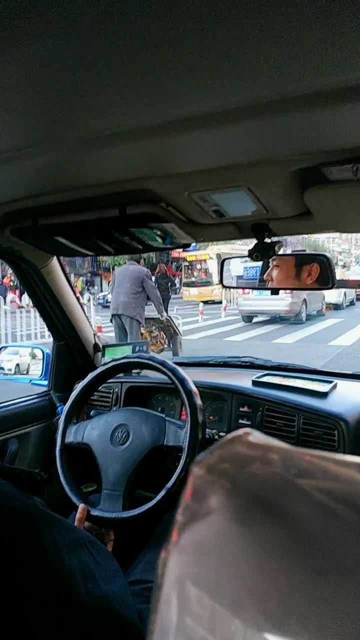 打车回家,师傅还说呢,快点拍快点要不一会过去了!嘻嘻!