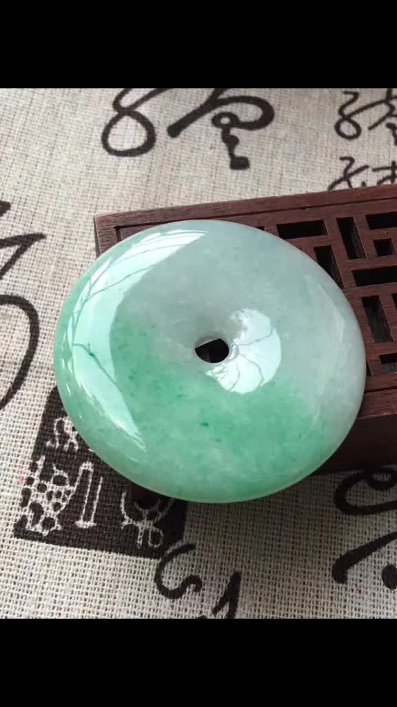 天然翡翠a货平安扣,阳绿色辣,大个头,结构细腻,1780元!附证书