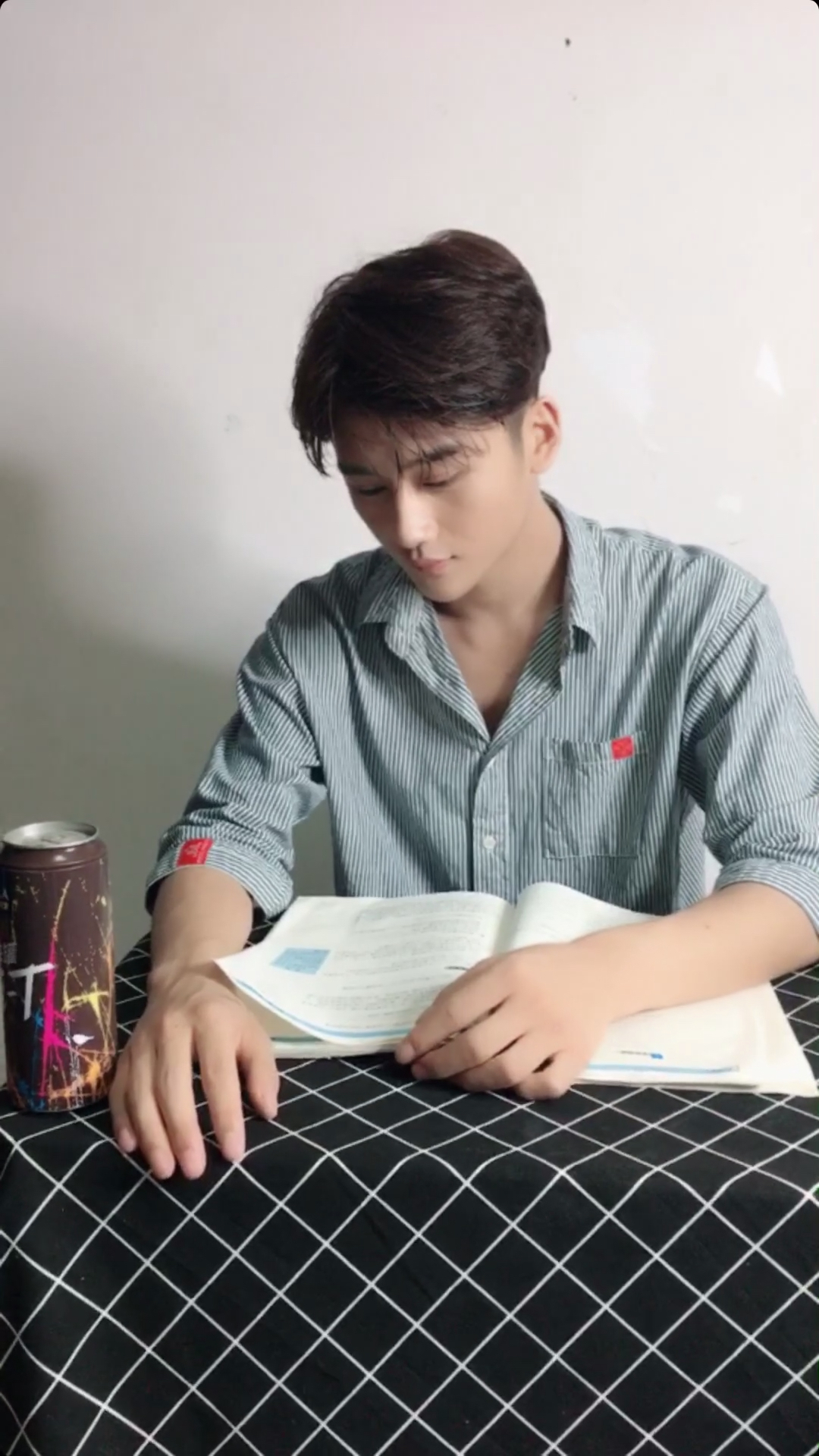 做个安静的男生,多看看书,多陪陪家人.