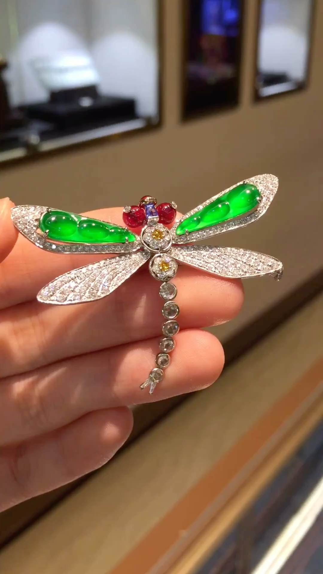 【翡月荟出品】翡翠玻璃种帝王绿福豆蜻蜓胸针