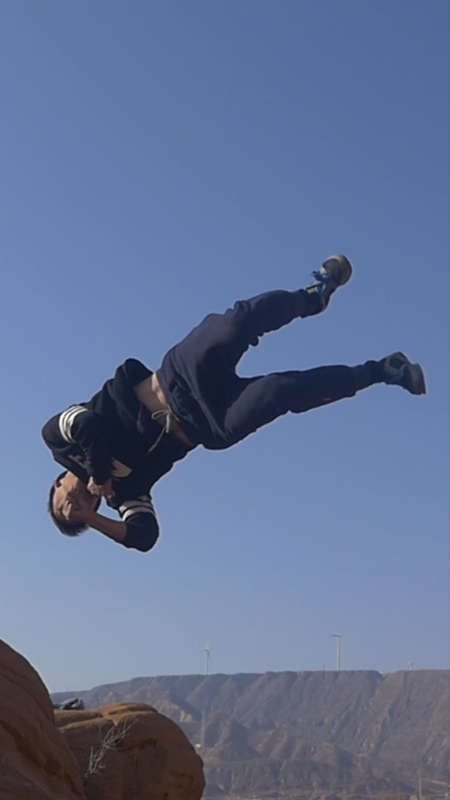 在大自然中挑战空翻转体动作.