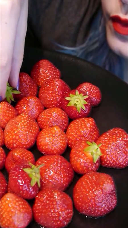 小姐姐吃播红艳艳的草莓 忍不住啦