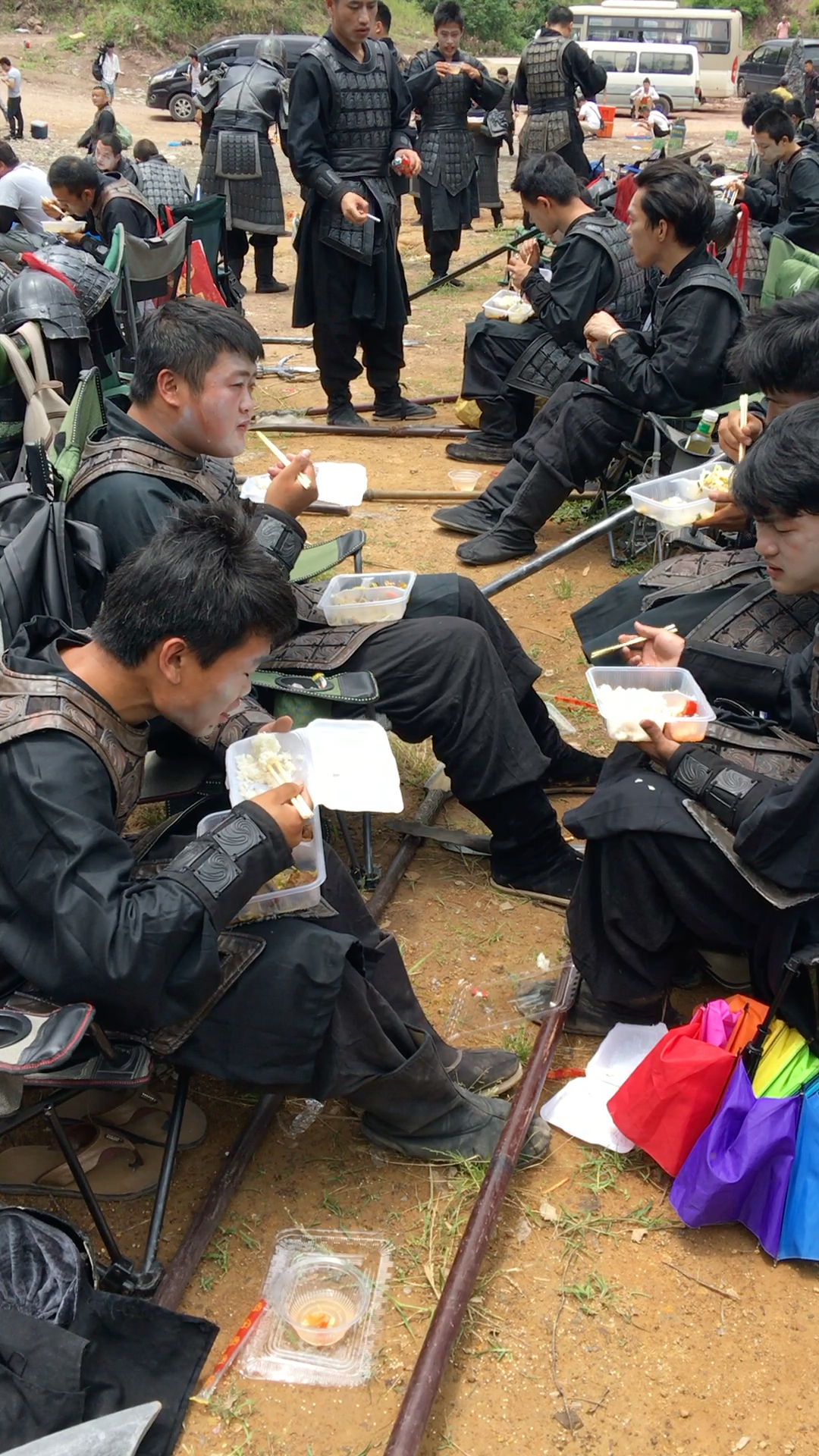 群众演员集体领盒饭