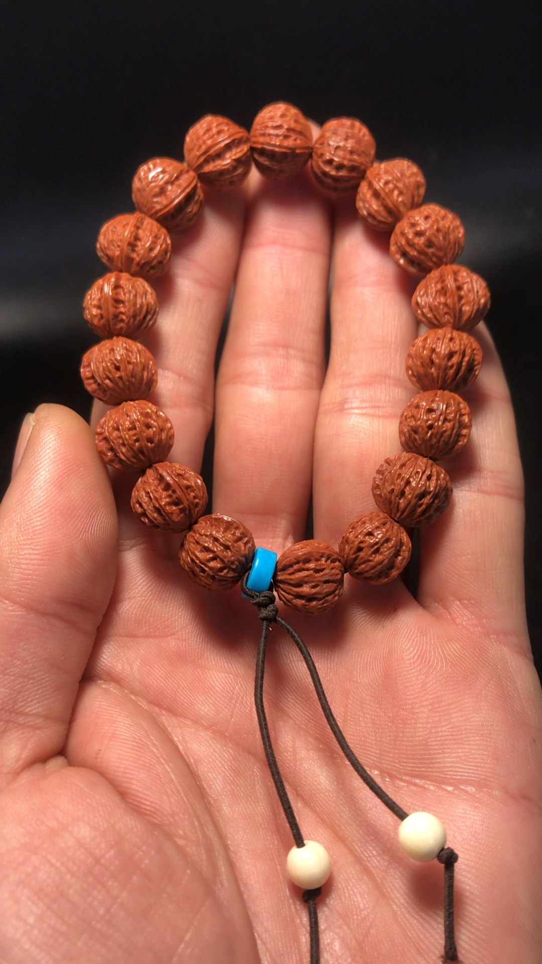 龙纹桃核雕刻的小核桃