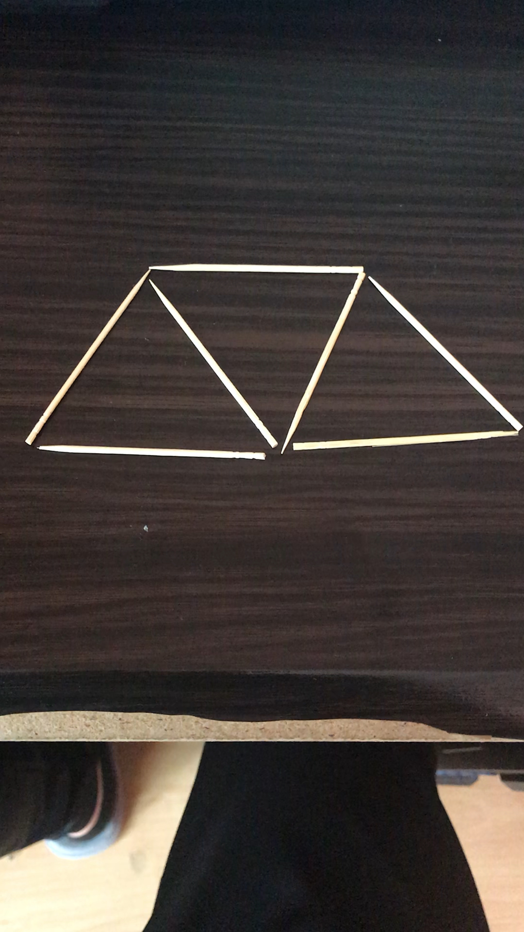 动两个牙签怎么变成一个三角形