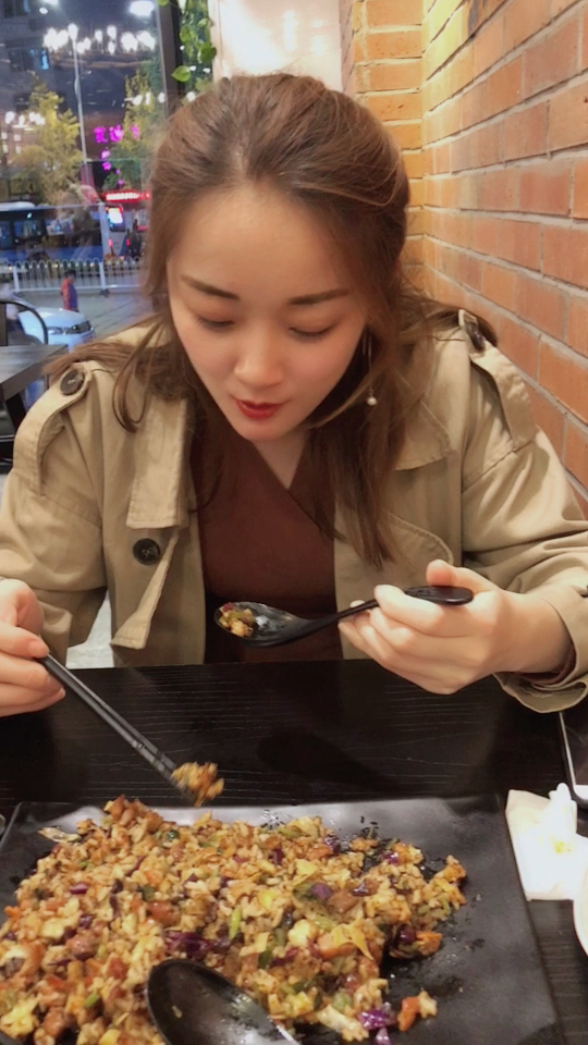 美女姐姐请吃饭,好吃的串炒饭