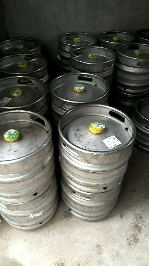 一桶青岛扎啤六十斤 一个人搬了半下午 不说了 搬货了 还有好几十桶呢