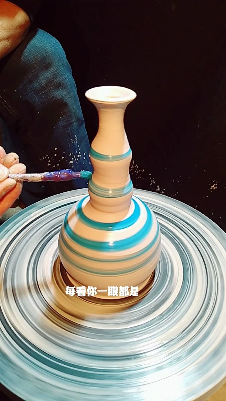 用陶泥做了个彩色的,长颈喇叭瓶.