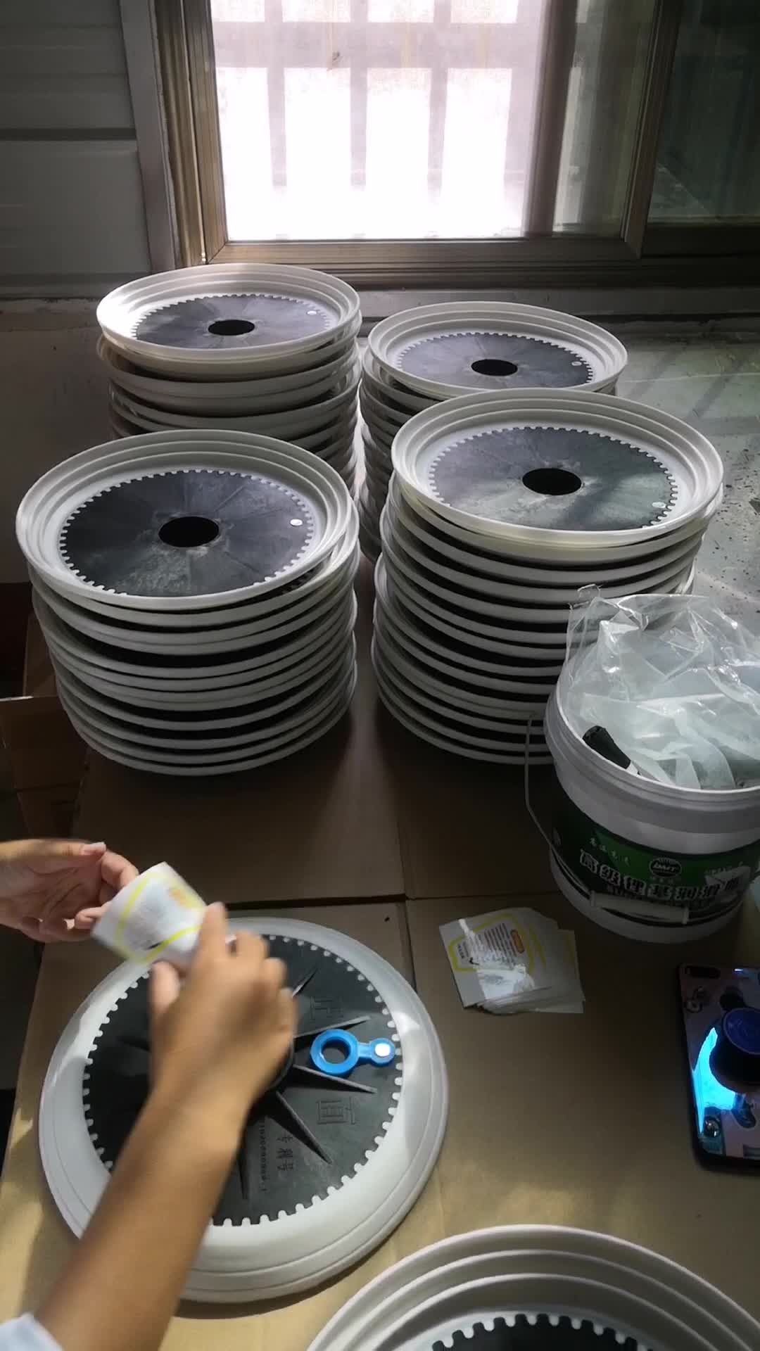 新款吸油盘大量生产中