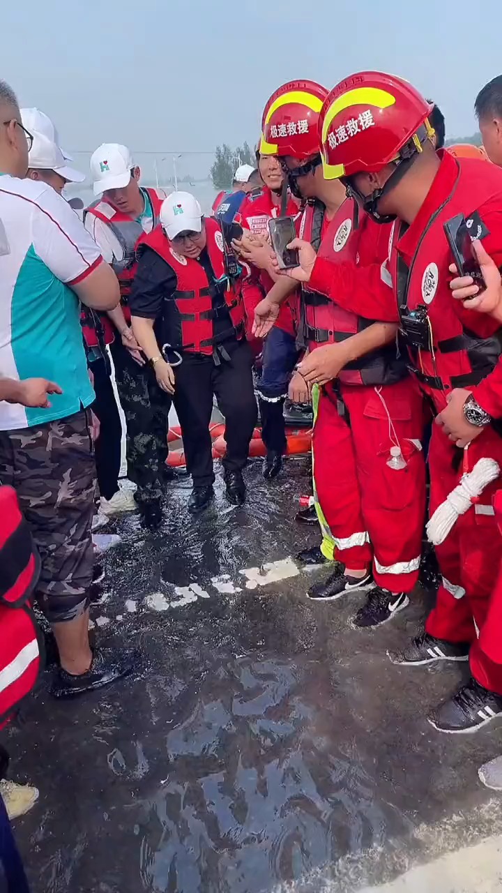 韩红 带着3000万善款及物资抵达河南救灾前线,累的腰都直不起来依然