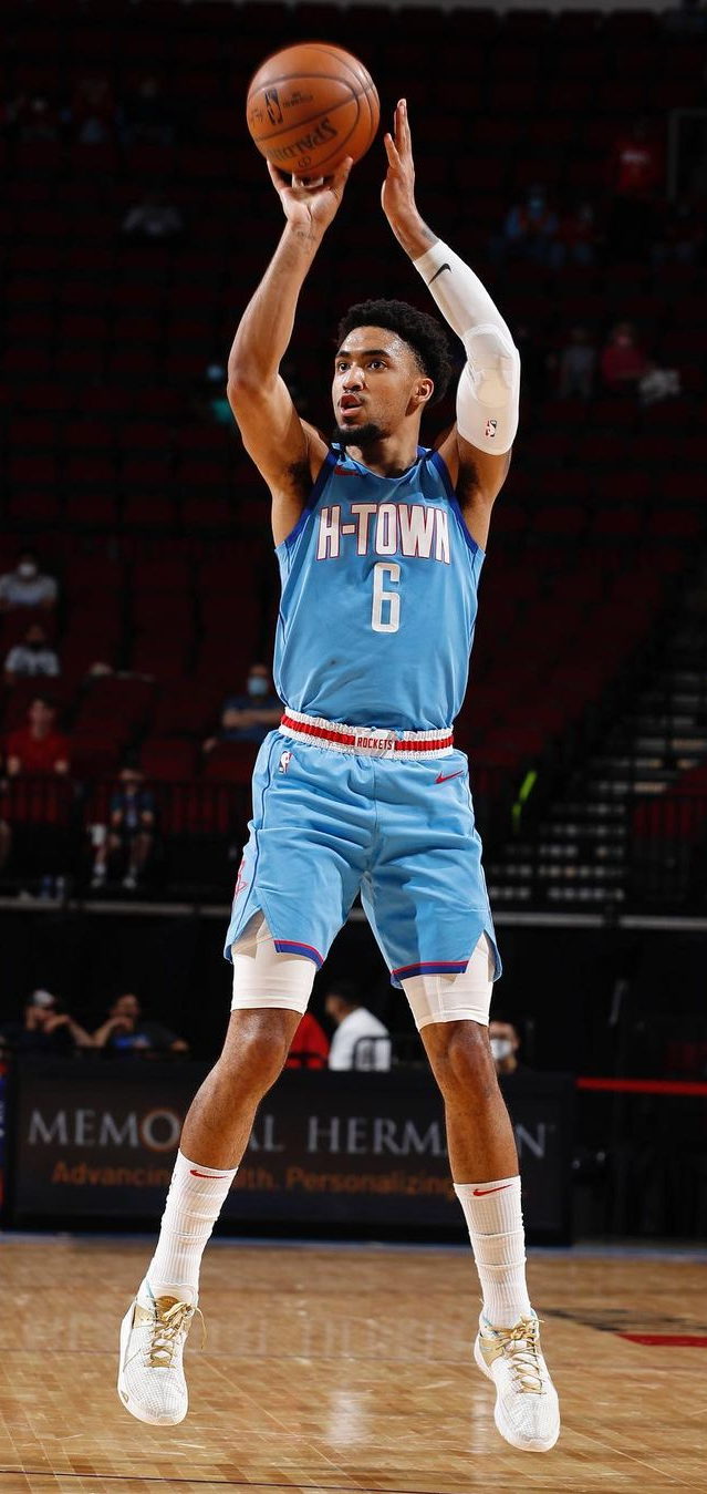 继承老爸的衣钵 小肯扬-马丁单臂帽下扣篮 #肯扬马丁 #火箭 #nba