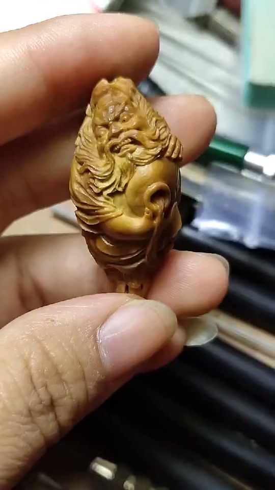 橄榄核雕刻,钟馗抓鬼