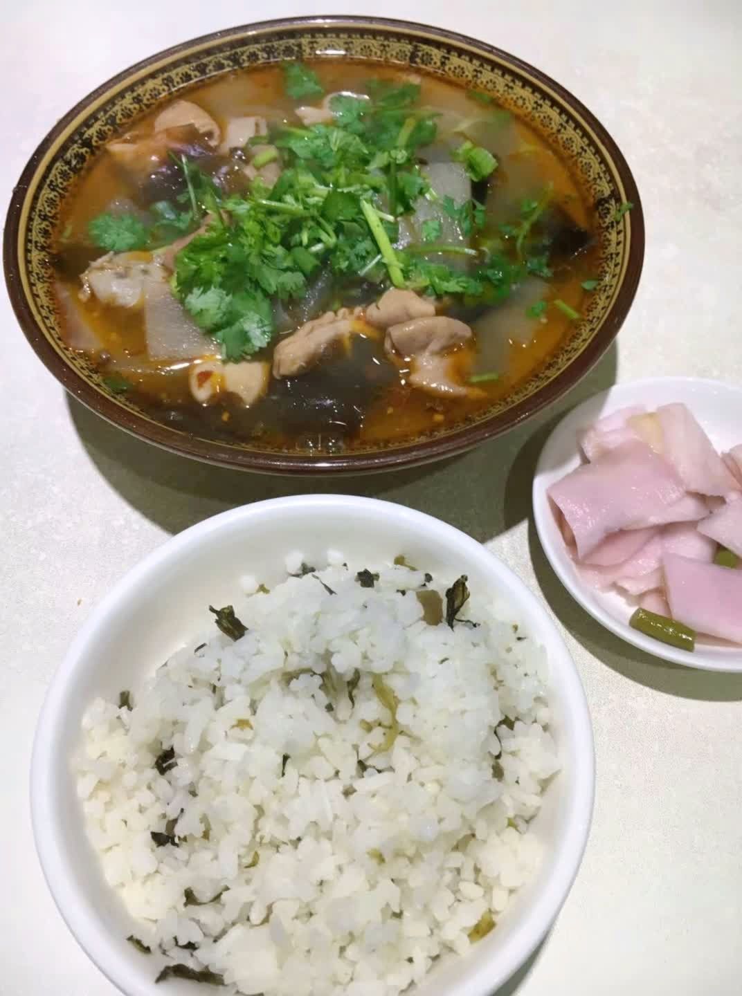 来碗南部特色肥肠干饭!虽然很辣!但很美味9292999999