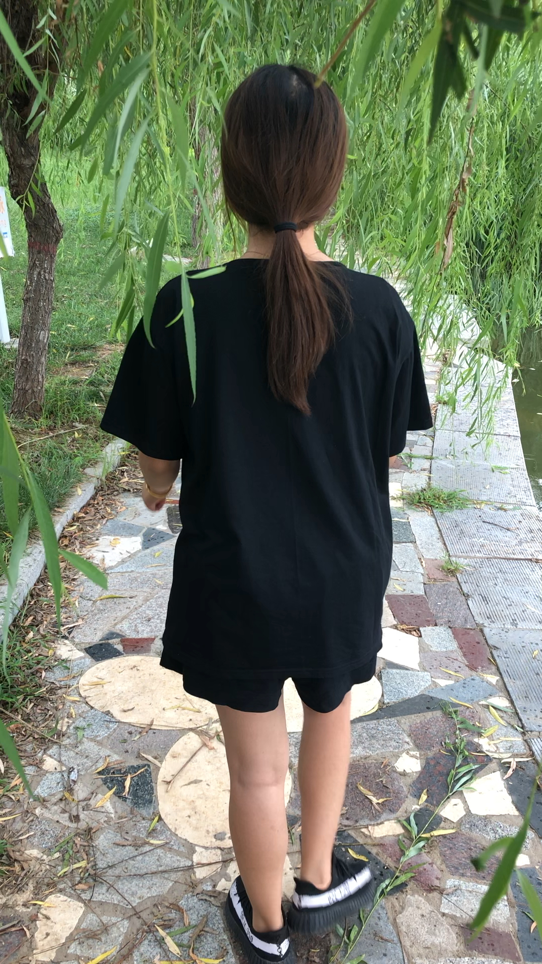 小姐姐背面挺好看.一转身伤害我的眼睛989898