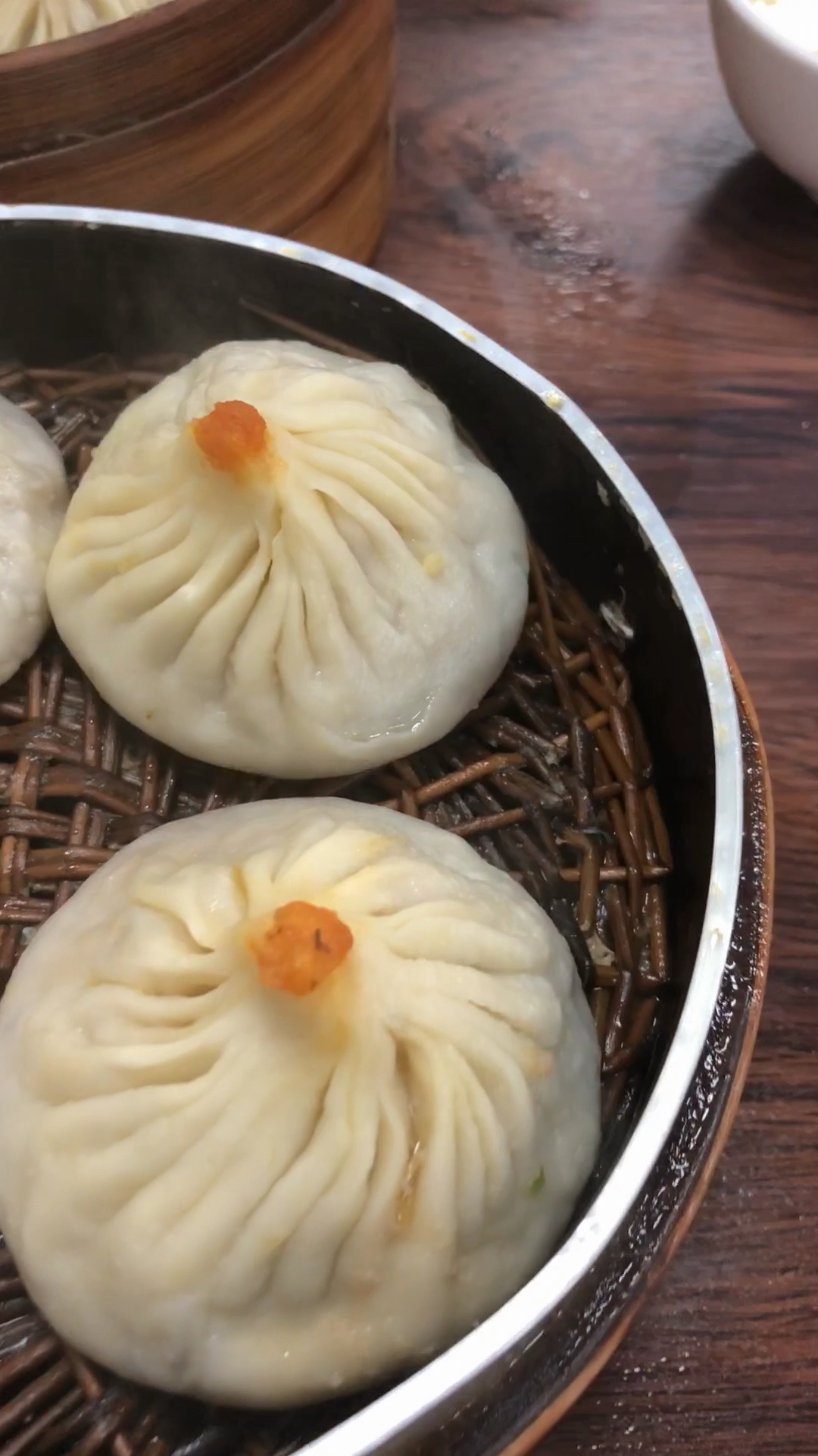 秋风起蟹脚痒,来吧,来南京吃一笼绝摆蟹黄汤包,好吃到飞起06