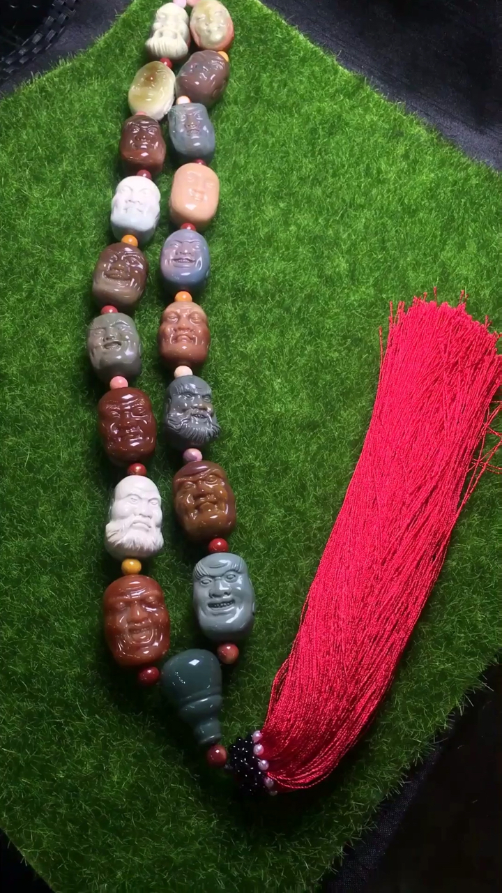 阿拉善彩玉 十八罗汉 手持