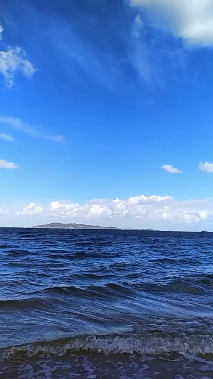 天蓝水蓝心静,听歌看景已醉了