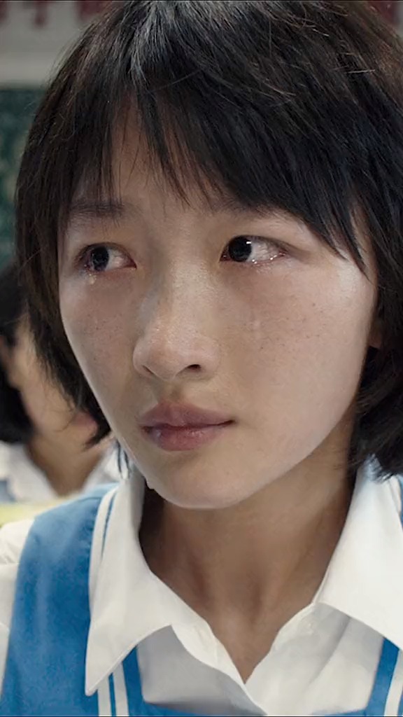 周冬雨演技超高 出演少年的你封金像奖影后周冬雨跳广场舞