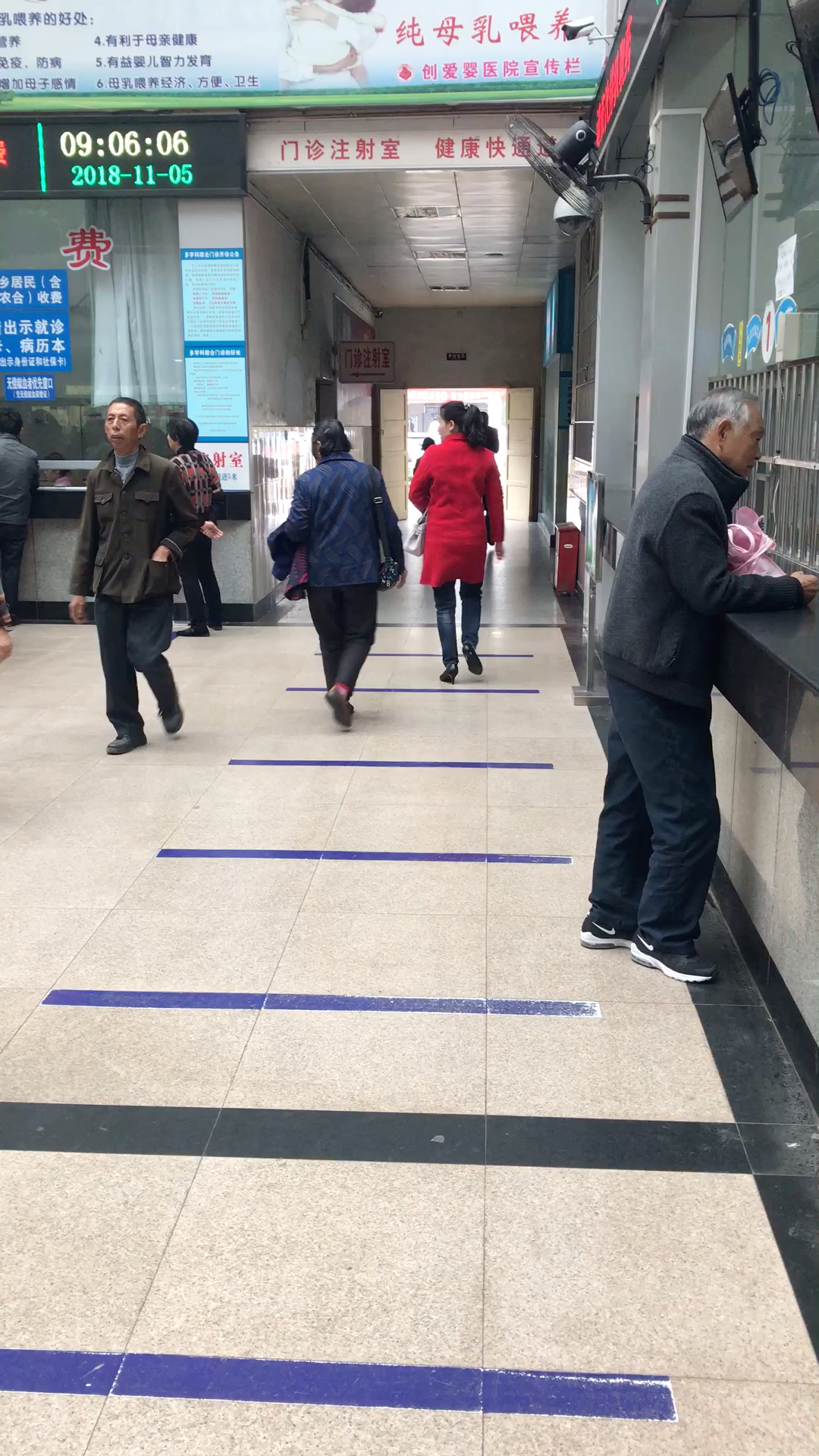 吉安市中心医院门诊大厅,星期一,看病的人很多.