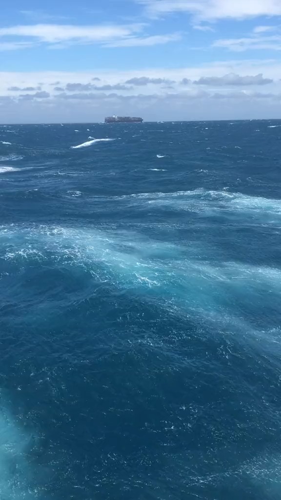 水深10000米,风力16级,北太平洋的恶劣天气还是来了,有喜欢冲浪的约