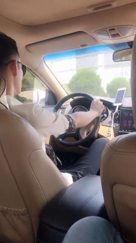 安全起见立马收拾好墨镜专心开车了!