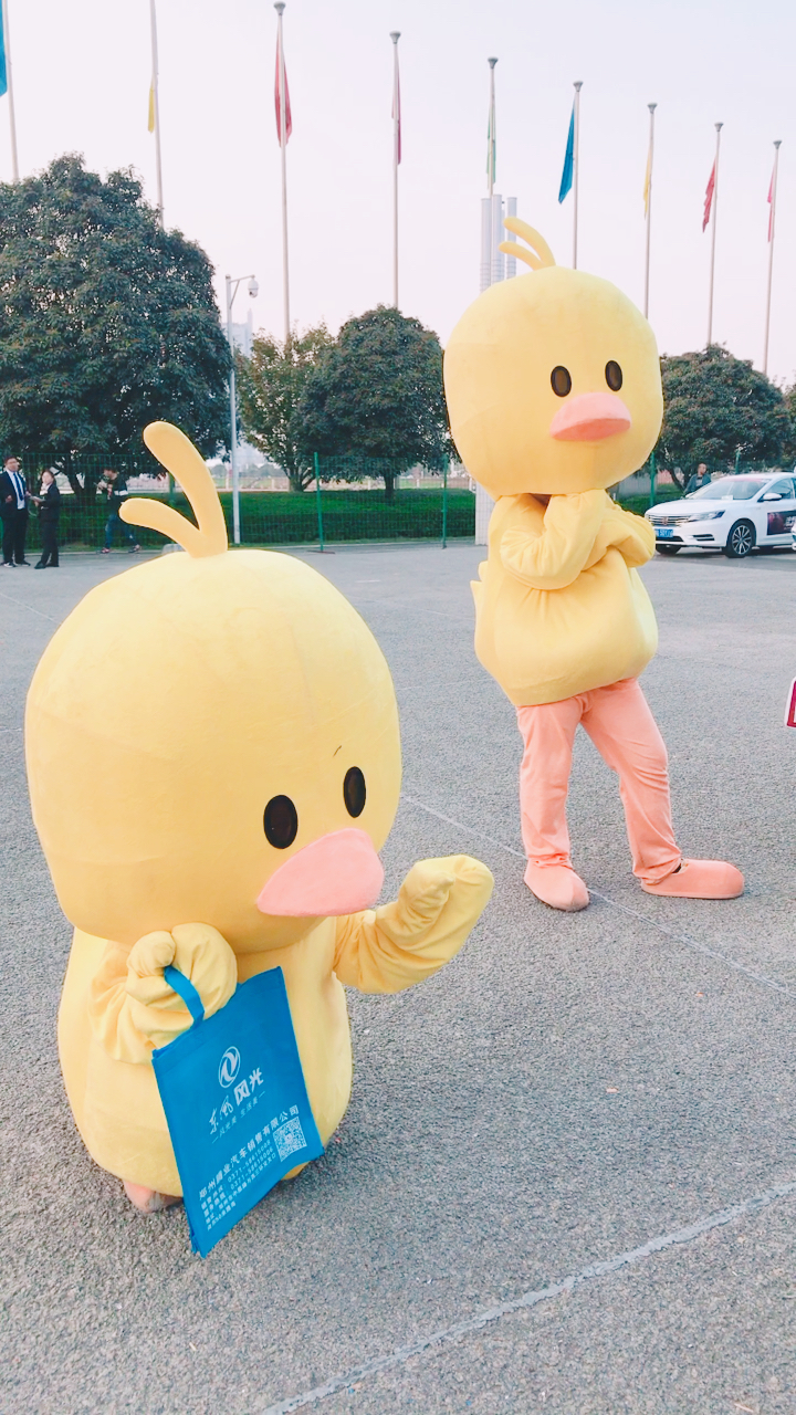 两只等下班的小黄鸡