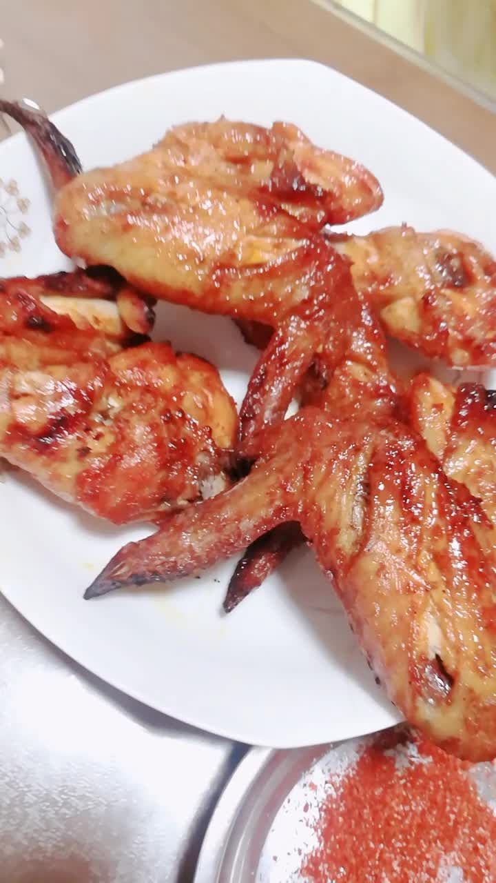 大晚上的,妈妈兴致来了,给我们烤鸡翅膀!