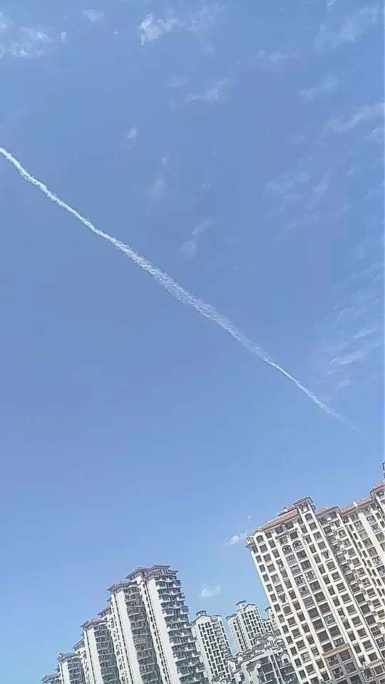 本来到楼顶看雪山的,结果意外发现了飞机飞过划破天际的壮观景象70