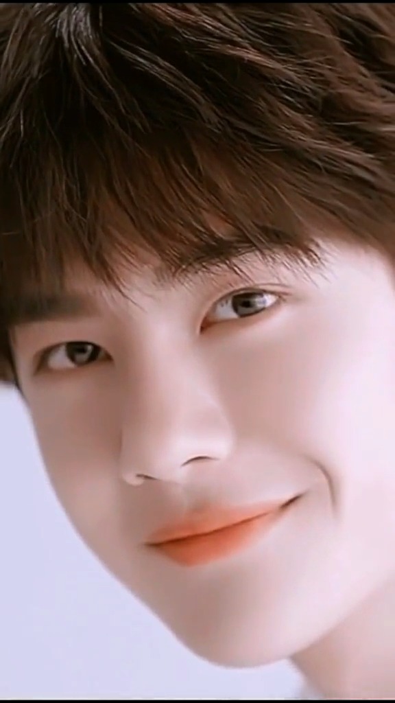 王一博甜甜一笑小括号就出来了,超有感染力的笑容.