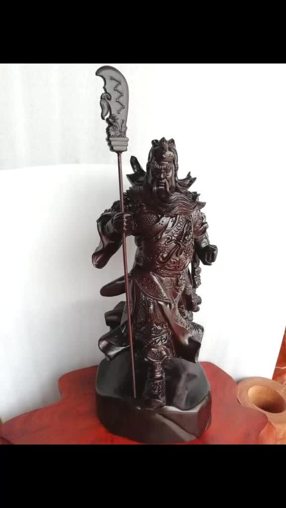 小时候看见邻居家的门口总贴着关公的图像,英武神勇.